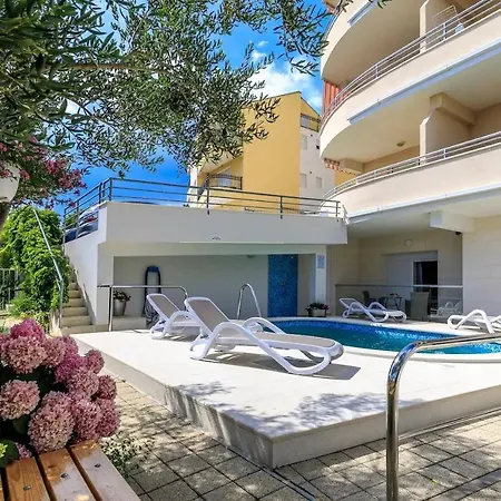 Family-friendly With Swimming Pool Brela, Makarska - 19998 Apartment Brela